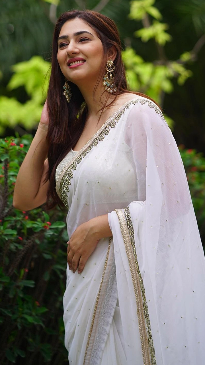 Navratri 2022 Day 1 Outfit Ideas in White: TV Actresses&rsquo; Ethnic Looks for Festive Inspo!