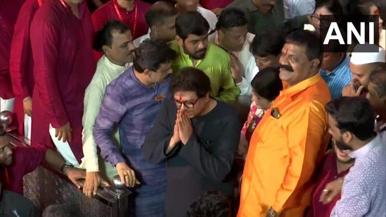 Raj Thackeray Offers Prayers at Lalbaugcha Raja