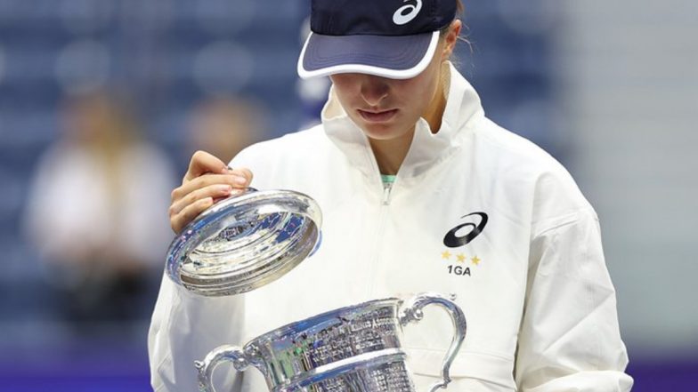 Iga Swiatek Finds Tiramisu Inside US Open Trophy During Press Conference (Watch Video)