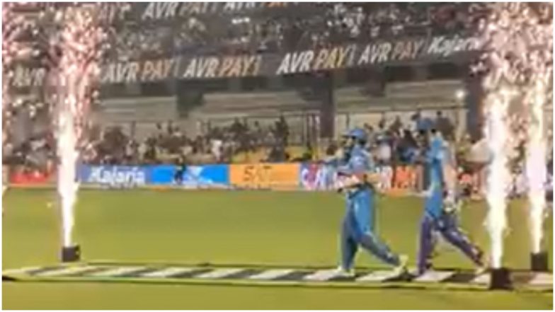 'Sachin, Sachin' Chants Fill Air During Road Safety World Series 2022 Match! Watch Video of Sachin Tendulkar Walk Out to Bat During India Legends vs New Zealand Legends Clash