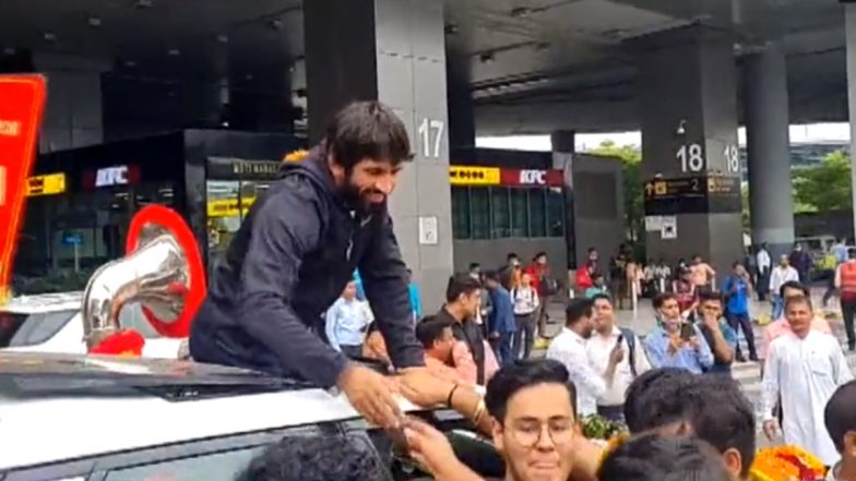 Bajrang Punia, World Wrestling Championships 2022 Bronze Medalist, Receives Warm Welcome in Delhi (Watch Video)