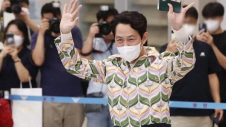 Lee Jung-jae Receives Love As He Arrives With Emmy Trophy Home 