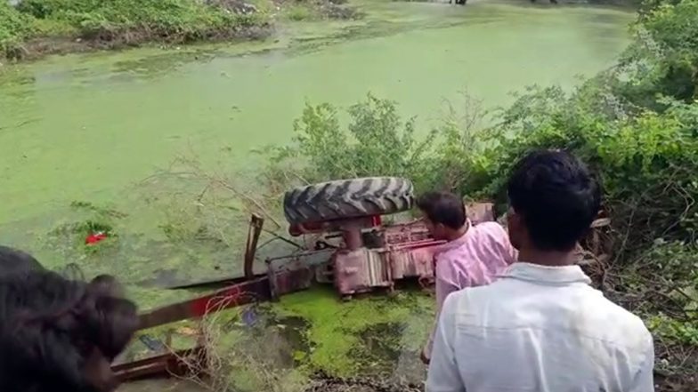 Uttar Pradesh: Few People Injured After Tractor Trolley Overturns in Pond Near Gaddi Purwa Village