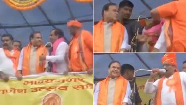 TRS Leader Confronts Assam CM Himanta Biswa Sarma at Hyderabad Rally, Tries To Dislodge Mike (Watch Video)
