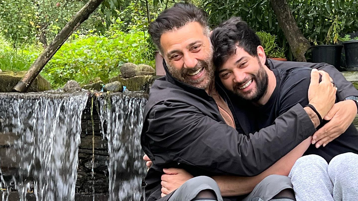 Sunny Deol Hugs His Son Rajveer in Latest Instagram Picture, Leaves Fans in  Awe (View Pic) | LatestLY