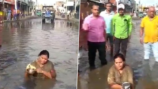 Jharkhand Congress MLA Deepika Pandey Singh Sits in Pool of Muddy Water, Protests Against ‘Poor’ Condition of National Highway in Godda (Watch Video)