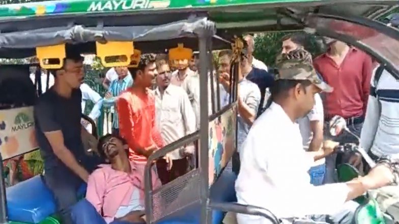 UP Shocker: With No Stretcher Available, Man Dies Outside Hospital in Shahjahanpur, Congress Tweets Video