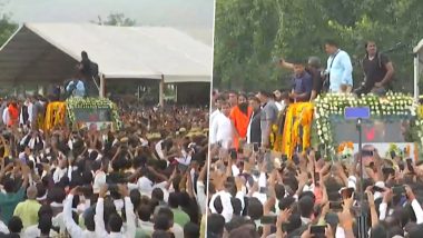 Mulayam Singh Yadav Funeral: People Throng Saifai To Pay Tributes, Chant 'Netaji Amar Rahen' As Mortal Remains of SP Founder Escorted for Last Rites  (Video)