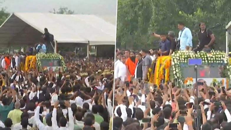 Mulayam Singh Yadav Funeral: People Throng Saifai To Pay Tributes, Chant 'Netaji Amar Rahen' As Mortal Remains of SP Founder Escorted for Last Rites  (Video)
