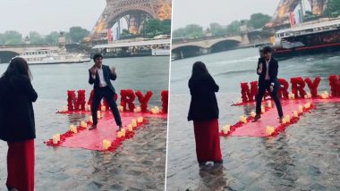 Man Proposes to His Girl on Shah Rukh Khan’s Koi Mil Gaya Song at Eiffel Tower in Paris (Watch Video)