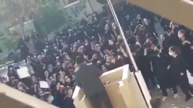 Mahsa Amini Death: Iran Schoolgirls Remove Hijabs, Trash Ayatollah Khomeini's Photos, Chant 'Death To Dictator' As Protests Against Mandator Hijab Intensify (Watch Videos)