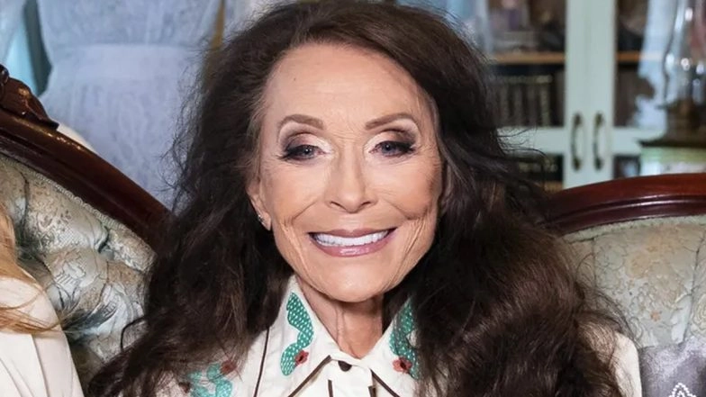 Loretta Lynn, Coal Miner's Daughter and Country Music Legend, Dies at 90