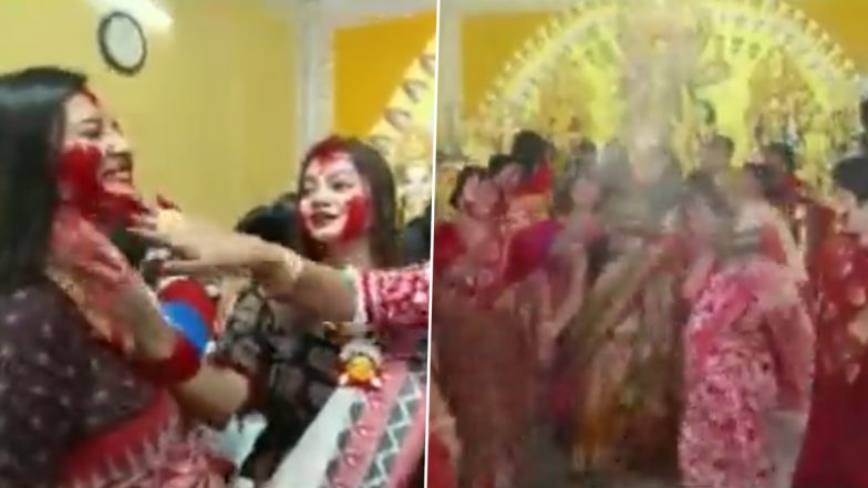 Sindur Khela 2022 Celebration: Women Participate in Sindur Utsav in Birbhum, West Bengal as a Part of Vijayadashmi Ritual (Watch Video)