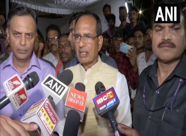 India News | CM Shivraj Chouhan Inaugurates Khadi Festival, Exhibition at Bhopal Haat