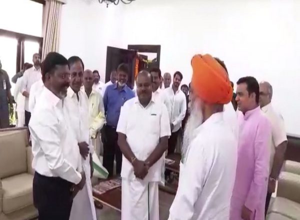 India News | Kumaraswamy Meets KCR Ahead of General Body Meeting in Hyderabad