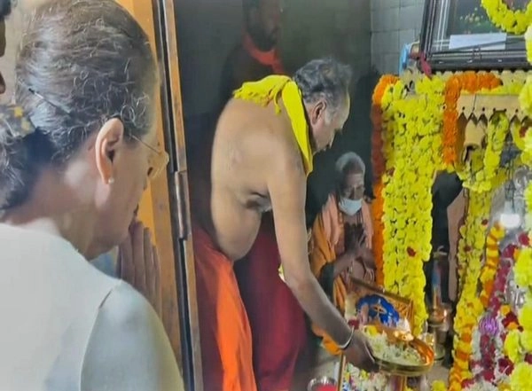 India News | Sonia Gandhi Visits Karnataka Temple to Offer Dussehra Prayers