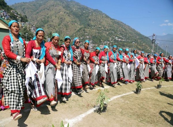 India News | Himachal Pradesh: 8,000 Women Perform Folk Dance in International Kullu Dussehra Festival