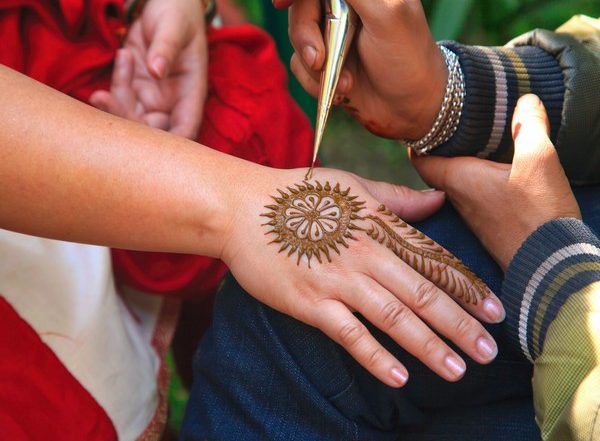 New Karwa Chauth 2022 Mehndi Designs: Places in Delhi, Mumbai and Kolkata You Can Go to for Latest Henna Patterns This Karva Chauth Vrat