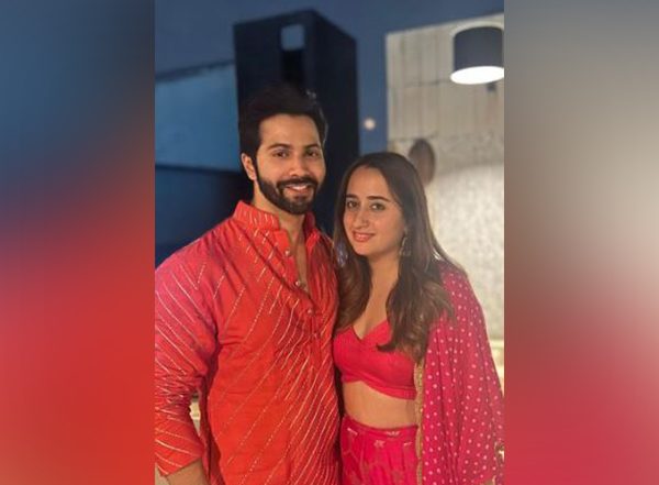 Entertainment News | Karwa Chauth 2022: Varun Dhawan Breaks His Wife Natasha's Fast by Feeding Her Mithai