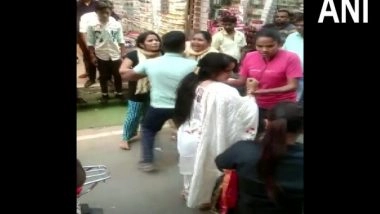 India News | UP: Wife Thrashes Husband on Karwa Chauth After He is Found Shopping with Girlfriend