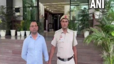 India News | Delhi: Person Impersonating Himself as IAF Officer Caught by Police