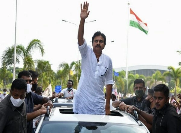 India News | Tension Erupted in Vizag Airport After Pawan Kalyan Fans Reportedly Pelted Stones at YSRCP Leaders' Cars