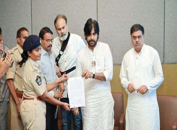 India News | Vishakapatnam Police Serve Notice on Jan Sena Party Chief Pawan Kalyan over Violation of Prohibitory Orders
