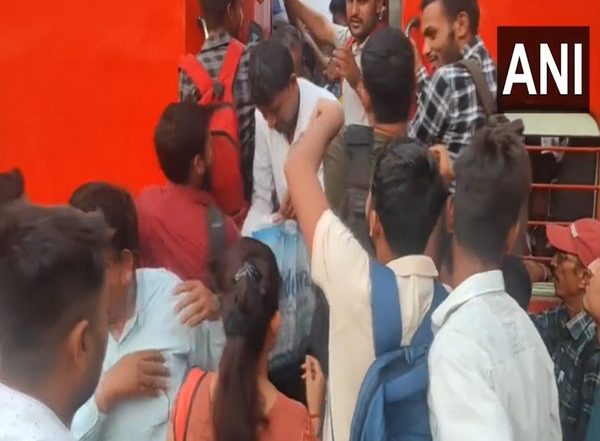 UP PET 2022 Examinees Miss Trains After Huge Ruckus at Moradabad and Other Railway Stations in Uttar Pradesh (Watch Video)