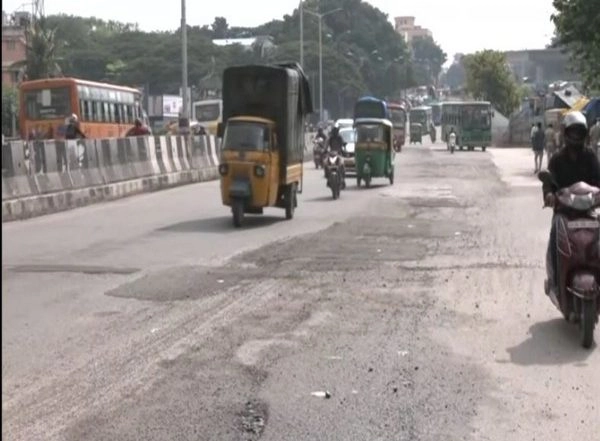 India News | Bengaluru Woman Dies After Being Hit by Bus While Trying to Avoid Pothole