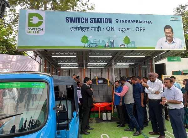 India News | Delhi CM Inaugurates 11 New EV Charging Stations, 100 EV Charging Stations to Be Operational in Two Months