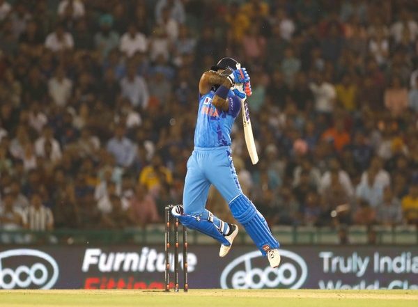 Sports News | Suryakumar Will Not Face Issues in Facing Bowlers in Australian Conditions: Sanjay Bangar