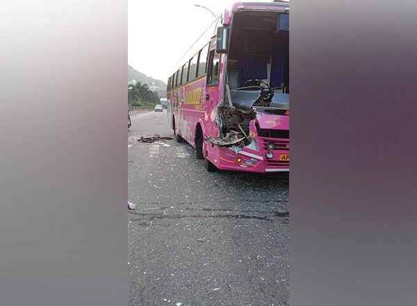 India News | Andhra Pradesh: Four Players, Coach Injured After Bus Collides with Truck in Visakhapatnam