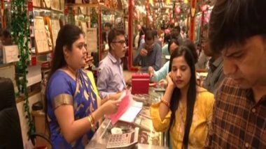 India News | People Throng Jewellery Shops in Kolkata on Dhanteras