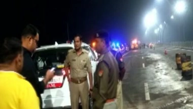 India News | Four Killed, 42 Injured After Sleeper Bus Meets with Accident on Agra-Lucknow Expressway