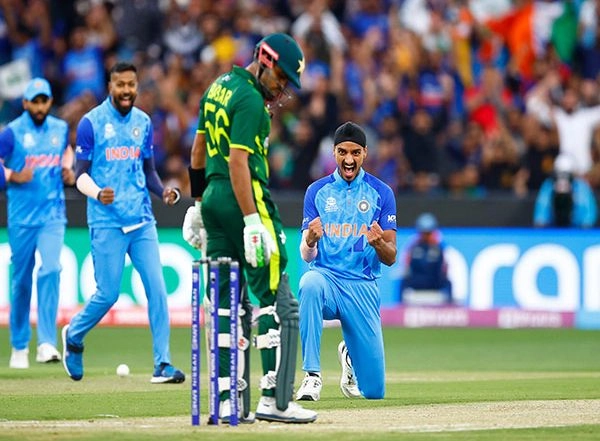 Sports News | T20 WC: Fifties from Iftikhar, Masood Take Pakistan to 159/8; Pandya, Arshdeep Shine with Ball for India