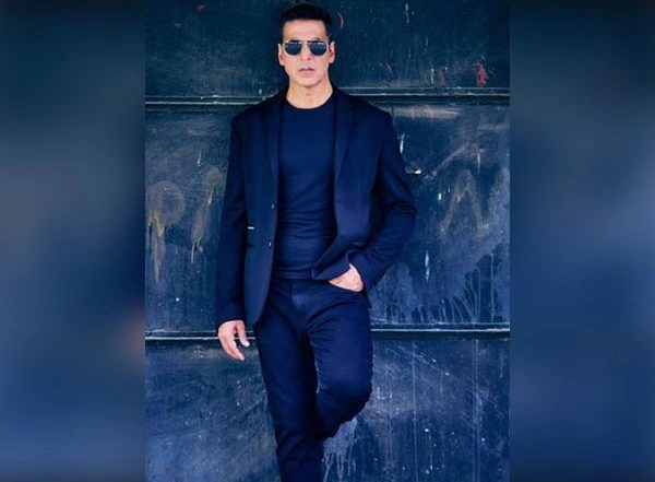 Entertainment News | Akshay Kumar Gives a Glimpse of His Diwali Puja at Office