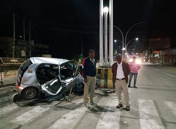 India News | Karnataka: 3 Dead, 2 Injured After Car Rams into Road Divider in Chitradurga