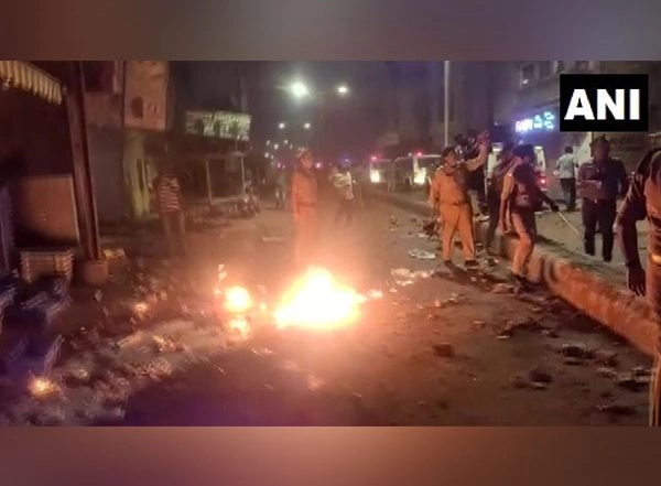 India News | Stone Pelting Between Two Communities in Gujarat's Vadodara on Diwali Night