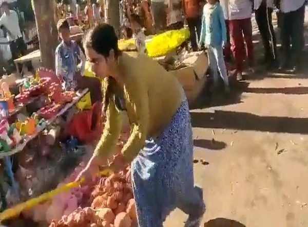 India News | Lucknow Woman Destroys Roadside Diya Shops on Diwali, Video Goes Viral