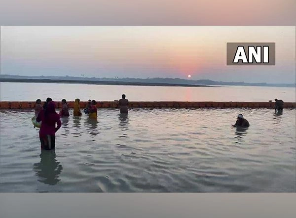 India News | Prayagraj: Devotees Take Holy Dip in Sangam in View of Partial Solar Eclipse