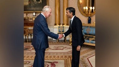 World News | King Charles Offers Diwali Sweets to Rishi Sunak