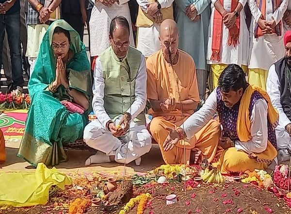 Madhya Pradesh CM Shivraj Singh Chouhan Performs Govardhan Puja in Bhopal; Appeals To Promote Natural Farming (Watch Video)