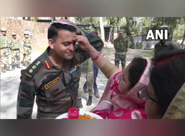 India News | J-K: Indian Army Celebrates Bhai Dooj with Women at Line of Control