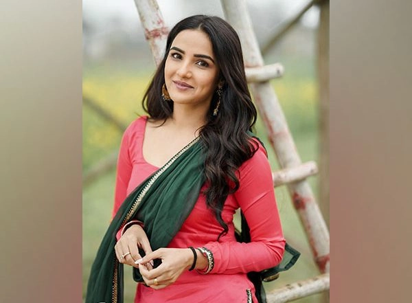 Entertainment News |  What Made Jasmin Bhasin Cry on the Sets of Honeymoon?
