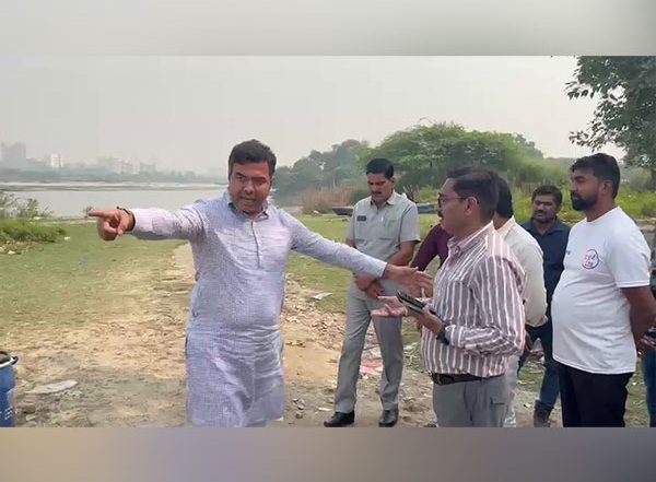 India News | BJP's Parvesh Verma in Verbal Spat with Delhi Jal Board Official over Chemical Spray in Yamuna