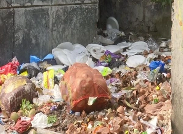 India News | Kolkata: Garbage Dumped on City Roads Raises Concern of Possible Dengue Outbreak