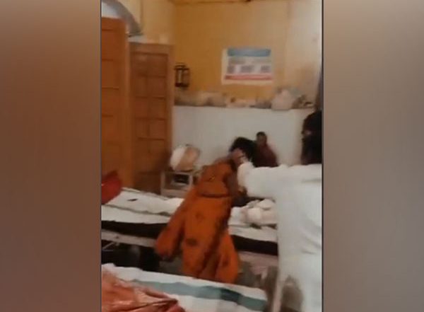 UP Shocker: Viral Video Shows Nurse Grabbing Patient's Hair and Pushing Her to Bed in Sitapur, Hospital Officials Clarify