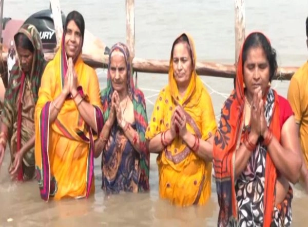 Lifestyle News | Chhath Puja 2022 Day 2: Preperations in Full Swing by Devotees on 'Kharna'