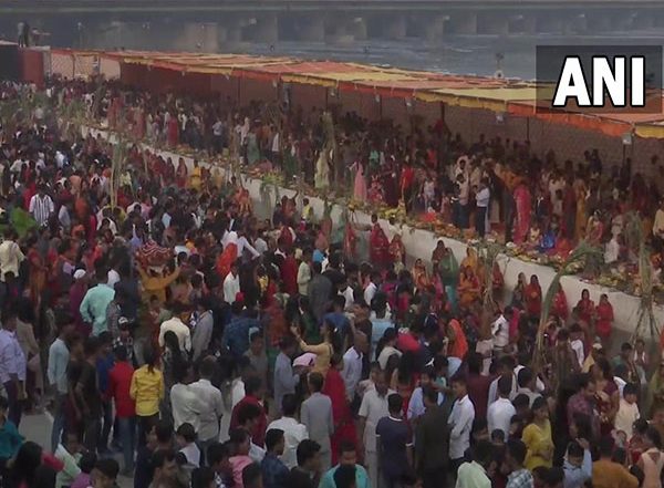 India News | Devotees Throng Ghats, Ponds to Celebrate Chhath Puja Across Country