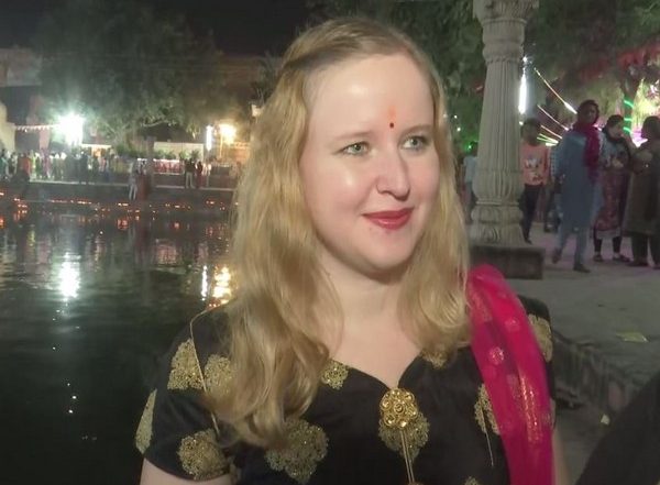 Chhath Puja 2022: German Woman Performs Puja with Husband in Gorakhpur